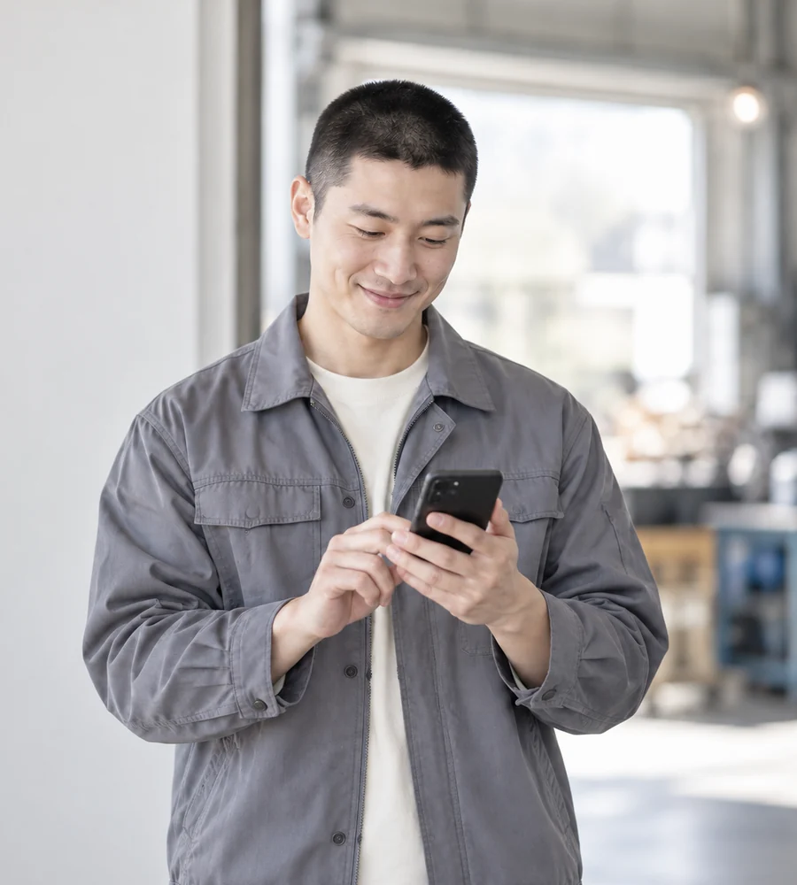 해운대 개인돈 대출 상담을 휴대전화로 안내받는 고객