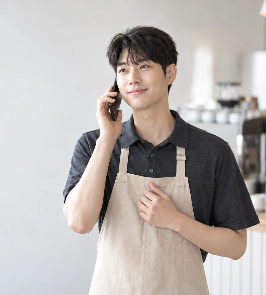 해운대 개인돈 대출 상담을 휴대전화로 안내받는 고객